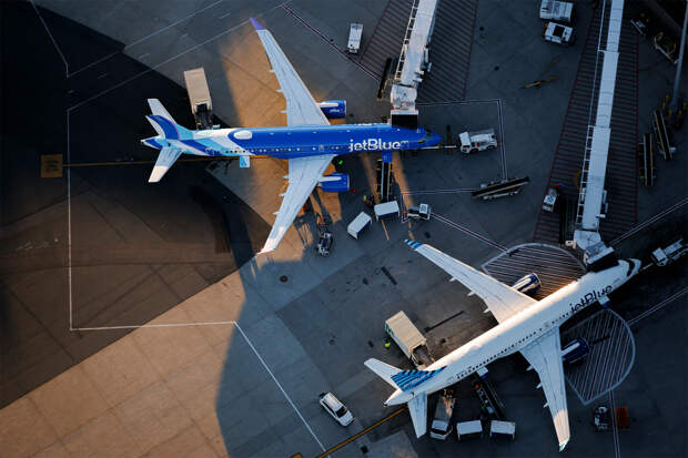 Пассажиров иностранной авиакомпании эвакуировали из самолета после истерики пенсионера