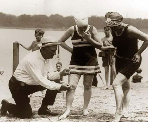 Официальный измеритель купальников на пляже проверяет, не слишком ли они коротки (1920). история, ретро, фото, это интересно