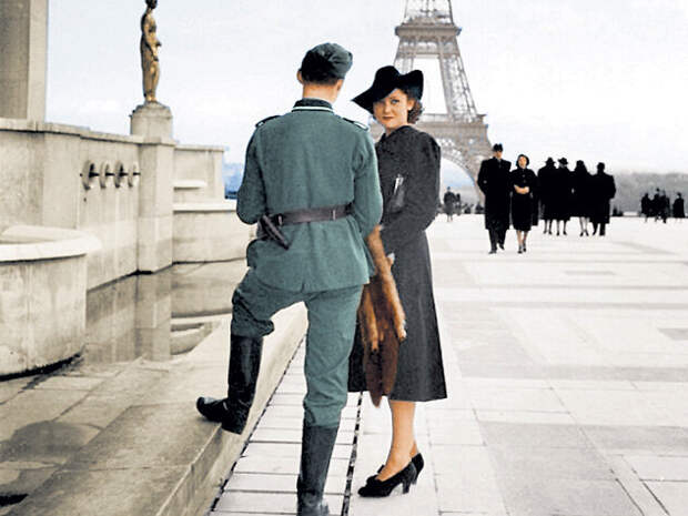 Немецкий солдат и французская девушка в Париже. Фото: общественное достояние. 