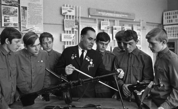 На фото: военный руководитель школы Н.Д. Несёса во время проведения занятий для учеников девятых классов по изучению 7,62-мм пулемета Калашникова, 1973 год