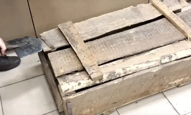 Вскрываем старый оружейный ящик: он лежал на складе 30 лет