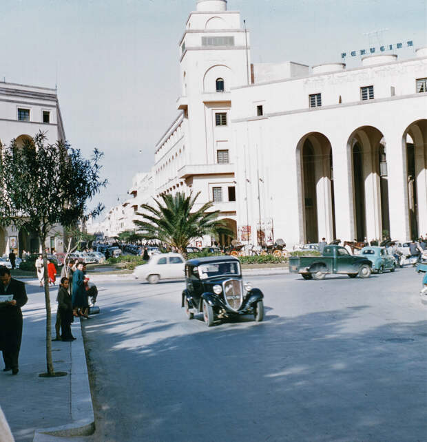 1957 PIAZZA CATEDRALE TRIPOLI.jpg