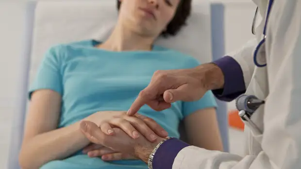 Ревматолог Каратеев назвал возможные причины усиления болей в суставах на фоне изменений погоды