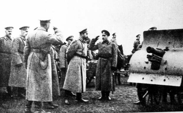 На фото: русский император Николай II (в центре) во время доклада артиллерийского офицера и осмотра 3-х дюймового (76,2 мм) орудия
