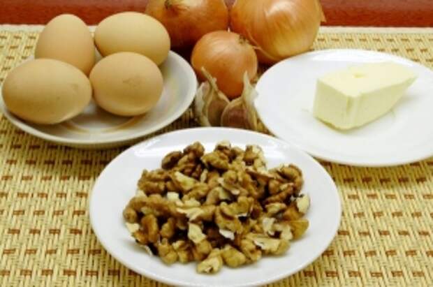 Подготовить продукты: сливочное масло, орехи, лук, чеснок. Яйца необходимо отварить вкрутую и остудить. 