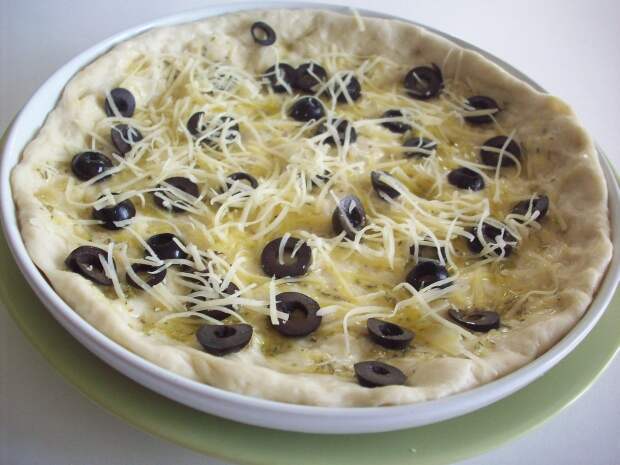 посыпаем сыром и маслинами
