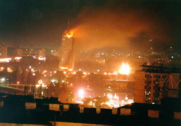 Фото дня. Чтобы помнили. Авиация США и НАТО бомбит Белград в марте 1999 года