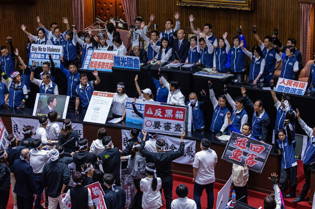 WOB: на Тайване депутат сбежал с законопроектом, чтобы сорвать его принятие