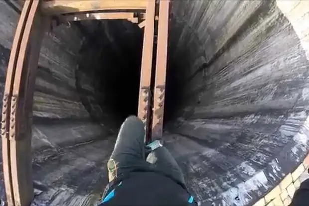 Посмотрите, как экстремал спустился без страховки с 280-метровой трубы Посмотрите, как экстремал спустился без страховки с 280-метровой трубы