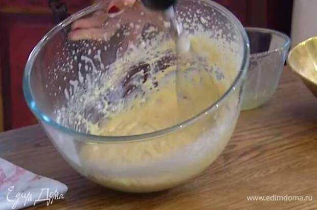 Приготовить тесто: сахарный песок соединить с ванильным сахаром и взбитым яйцом и взбивать блендером на небольшой скорости, пока сахар не растворится, затем, не прекращая взбивать, в два-три приема всыпать муку, влить растопленное масло и взбить еще немного.
