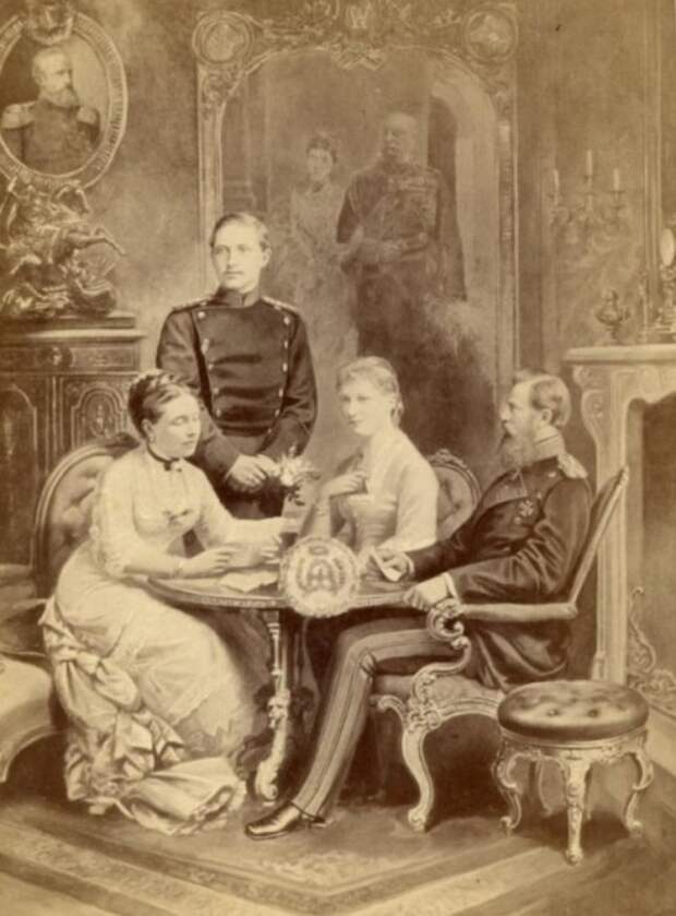 Виктория, Принцесса Королевская, принц Вильгельм (позже Вильгельм II), его жена Огюст Виктория и наследный принц в 1881 году. / Фото: www.wikimedia.org