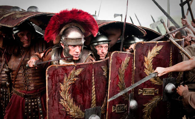 Римские легионеры Римлян можно назвать владыками меча и копья, и мастерское владение этим оружием приносило постоянные победы римской цивилизации. Конечно же, здесь мы также видим четкую военную структуру, суровую армейскую дисциплину и талантливых военачальников. Качество и количество оружия тоже играло свою роль в доминировании римлян.