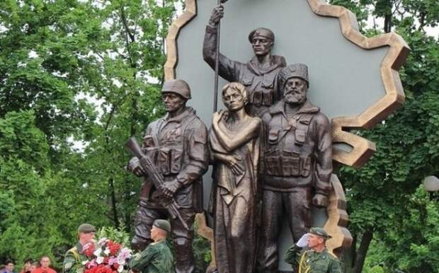 На Украине маниакальная ненависть к памятникам: В Луганске взорвали памятник погибшим ополченцам На Украине маниакальная ненависть к памятникам: В Луганске взорвали памятник погибшим ополченцам