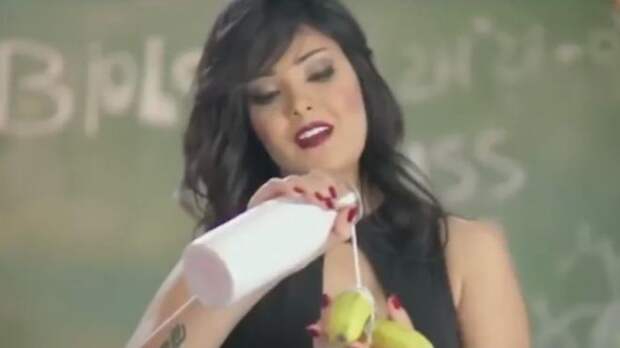 Египетская певица Шима получила тюремный срок за видео с бананом