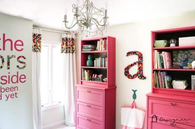 Для того, чтобы создать произведение искусства достаточно просто покрасить старый деревянный стеллаж в розовый цвет. 