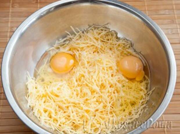 в сыр добавляем 2 яйца