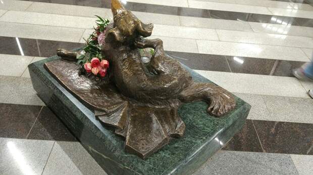 Памятник в вестибюле метро Менделеевская мальчик, менделеевская, собака, станция