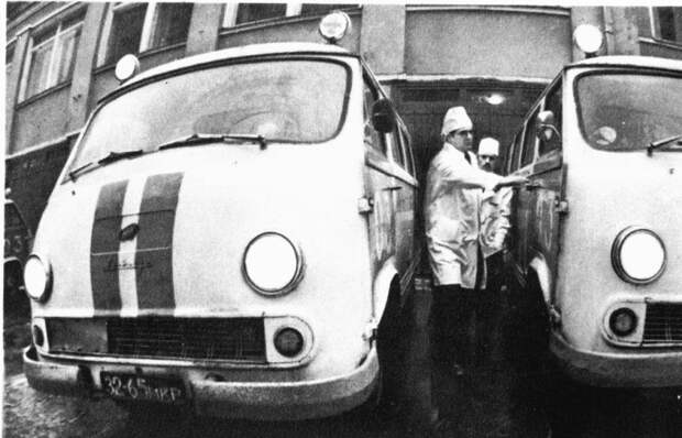 Фото 1976 г. 4-я подстанция скорой помощи на Брянской улице скорая, скорая помощь. ретро фото