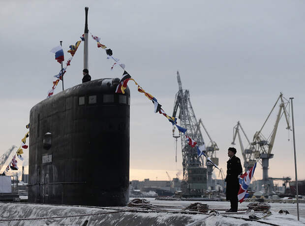 Церемония подъема флага ВМФ на подлодке "Ростов-на-Дону" проекта 636.3 "Варшавянка"