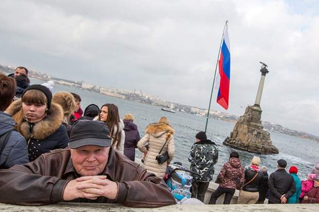 Во время акции в небо над Севастополем поднялись стратегические бомбардировщики ТУ-95МС, вертолеты Ми-8, ударный вертолет Ка-52 «Аллигатор», а также штурмовики…