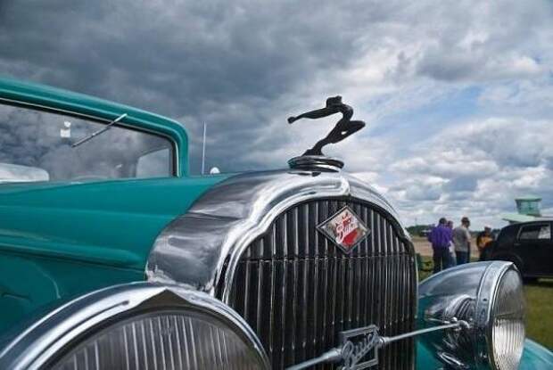 Buick, но похоже маскот более поздний, чем машина — такие ставились штатно в 1936, а в 1930-32 были другие