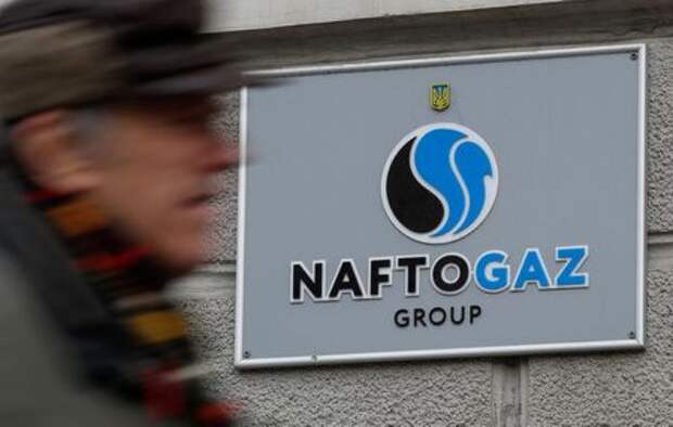 A man walks past the headquarters of the Ukrainian state energy company Naftogaz in central Kiev, Ukraine December 2, 2019. REUTERS/Valentyn Ogirenko