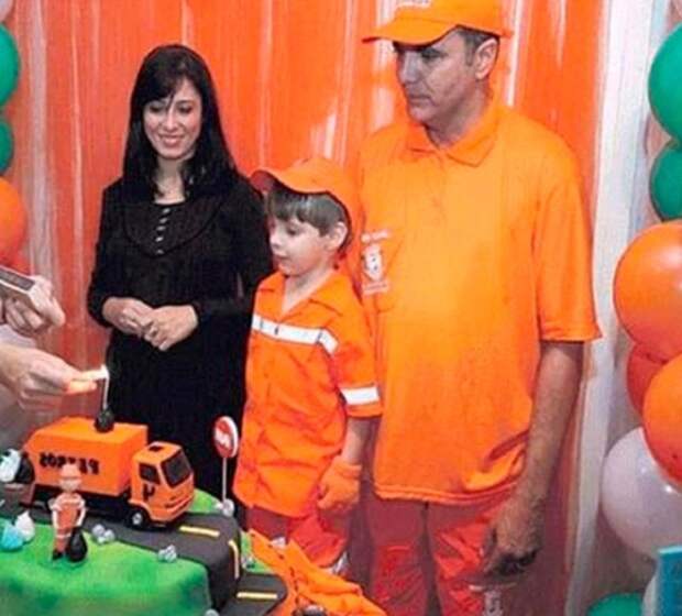 4-летний мальчик попросил на день рождения побыть мусорщиком. Родители помогли