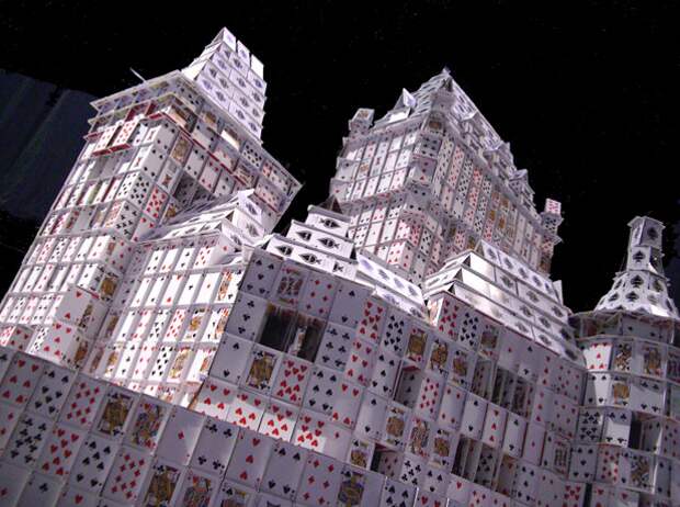 Карточный замок Шато-Фронтенак, достопримечательность Квебека, построенный на выставке ExpoQuebec в 2007 году. игральные карты, интересное, карточный домик