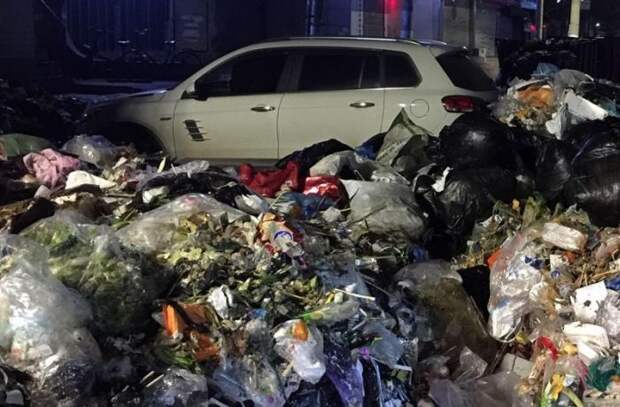 Автомобиль, преградивший въезд мусорщиками, завалили 10 тоннами мусора (6 фото) Автомобиль, преградивший въезд мусорщиками, завалили 10 тоннами мусора (6 фото)