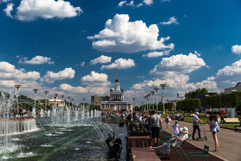 В солнечный день липы помогают укрыться в тени. вднх, москва, урбанистика