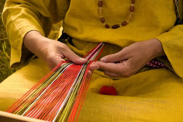 старинное рукоделие. женское рукоделие. виды рукоделия на руси. бисероплетение старинное рукоделие. девушка вышивает.