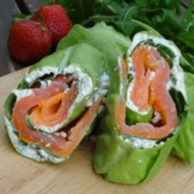 рулетик с копчёным лососем