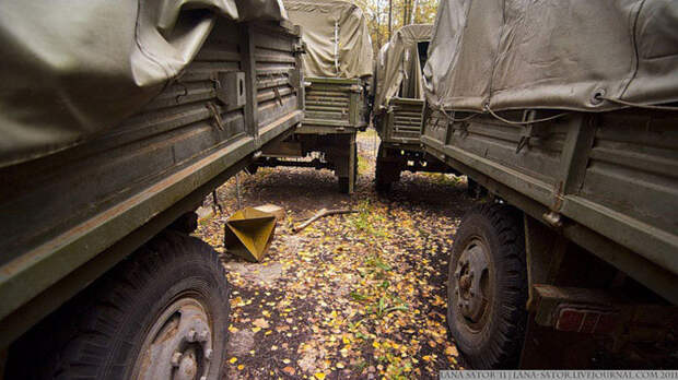 Брошенная военная техника в лесу