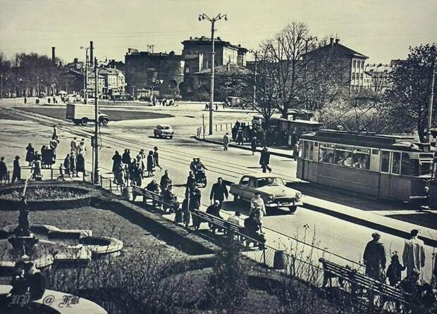 Еще одна отличная атмосферная фотография Таллина. Сделана в 1957 году. Это - площадь Виру, в самом центре города. В