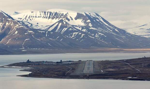 Норвегия Аэропорт Свальбард Аэропорт у подножья горы Платоберге является самым северным в мире гражданским аэропортом. Воздушная гавань располагает всего одной взлетно-посадочной полосой без рулевых дорожек. Основную опасность здесь составляют частая непогода и резкие порывы ветра.