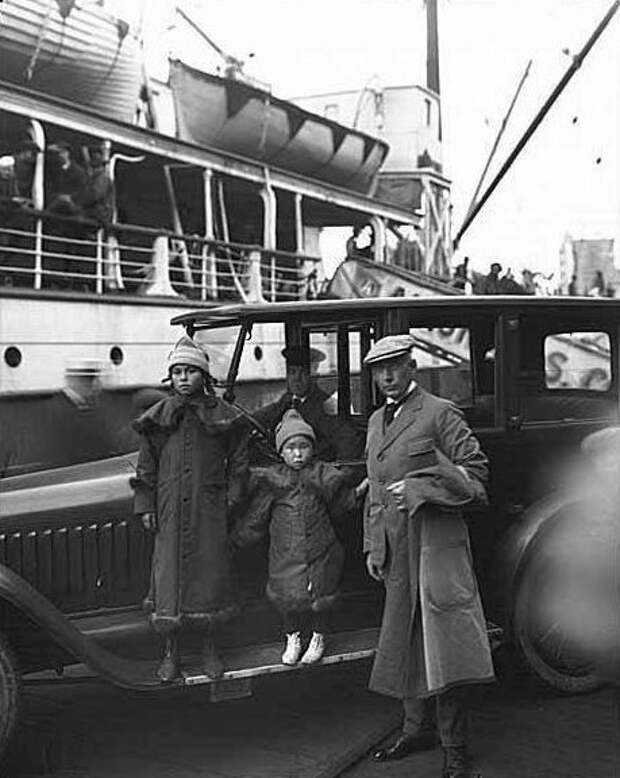 15. Руаль Амундсен удочерил двух чукотских девочек в 1921 году, а в 1924 году нашел им в Канаде новые семьи архивы, интересно, исторические фото, старые фото, фото