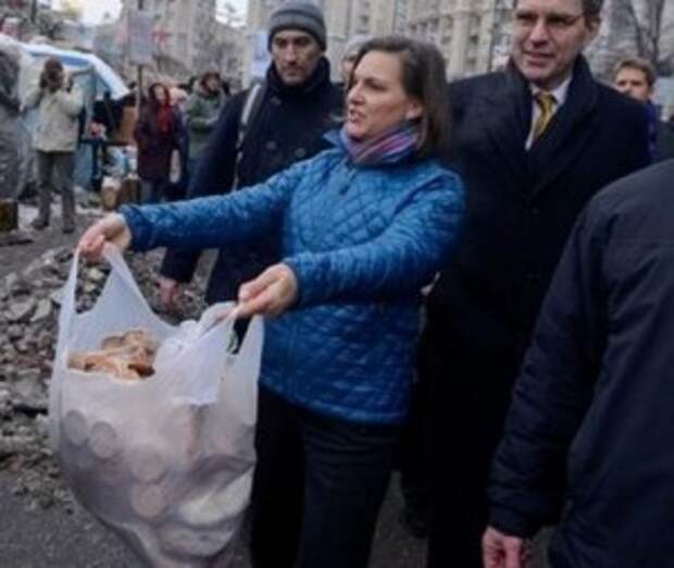 Виктория Нуланд раздает печеньки