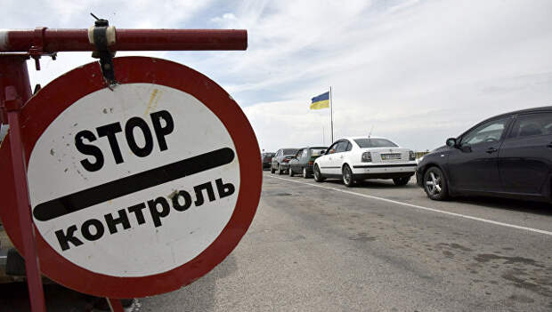 Автомобили на пункте пропуска Джанкой на границе России и Украины Автомобили на пункте пропуска Джанкой на границе России и Украины