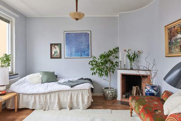 1,5-спальная кровать, камин и винтажный диванчик. Картина на стене — репродукция Гюстава Климта