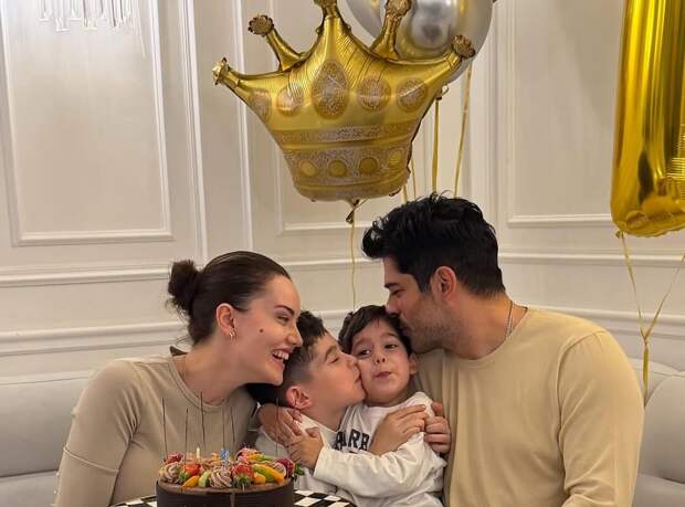 Турецкий актер Бурак Озчивит показал редкое фото с женой и детьми