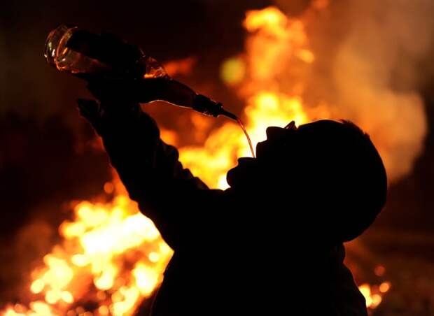 Огненный фестиваль сопровождается активным употреблением алкоголя
