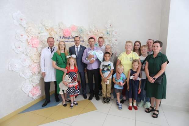 Глава Мордовии Артём Здунов поздравил многодетную семью Баландиных с рождением четвертого сына