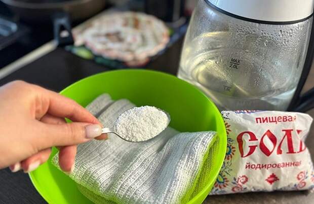 Засыпьте кухонные полотенца солью. / Изображение: дзен-канал technotion
