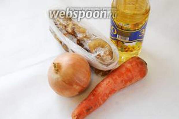 Приготовим грибы, морковь, лук, масло, соль.