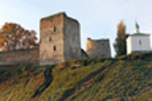Талавская башня (слева) и башня Вышка Изборской крепости