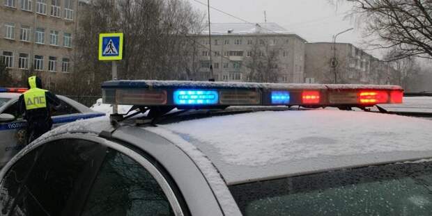 Восемьдесят метров протащил водитель из Боровичей сотрудника ГИБДД по дороге