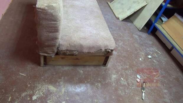 Разборка старого дивана для реставрации