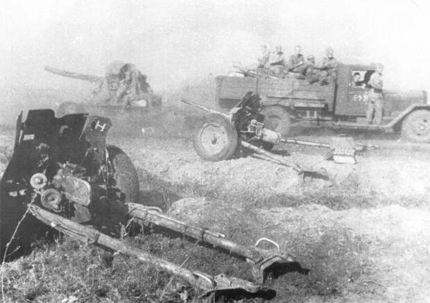 Захваченные на Курской дуге немецкие противотанковые пушки Pak-35/36. На заднем плане советский грузовик ЗиС-5, буксирующий 37-мм зенитное орудие 61-к вов, военное, интересное, история, трофеи, фото