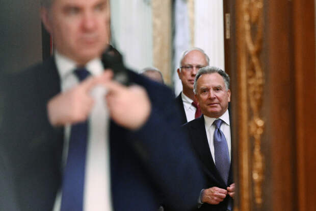 Ушаков и Уиткофф пошутили, ожидая в Кремле встречи переговорщиков с Путиным