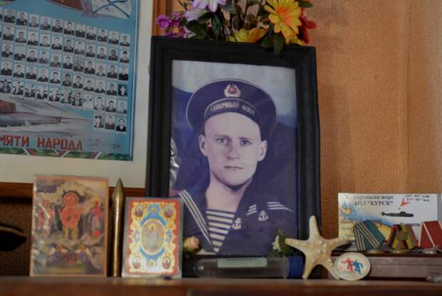 Фотография старшины II статьи Юрия Анненкова в доме его родных, Курская область